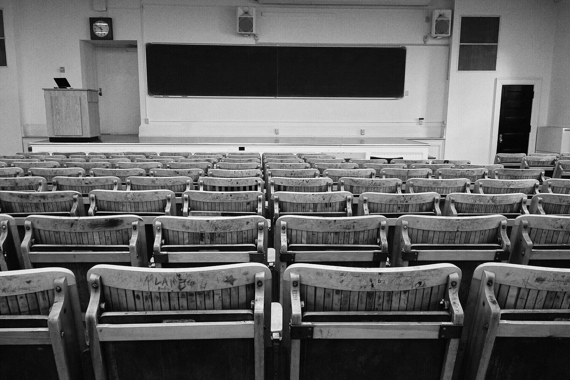 Hörsaal in dem während der Corona-Pandemie keine Vorlesungen stattfinden konnten, deswegen mussten Online-Prüfungen stattfiinden